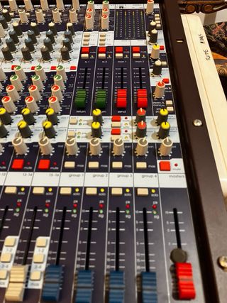 Mesa de mezclas Midas Venice 160 con flightcase