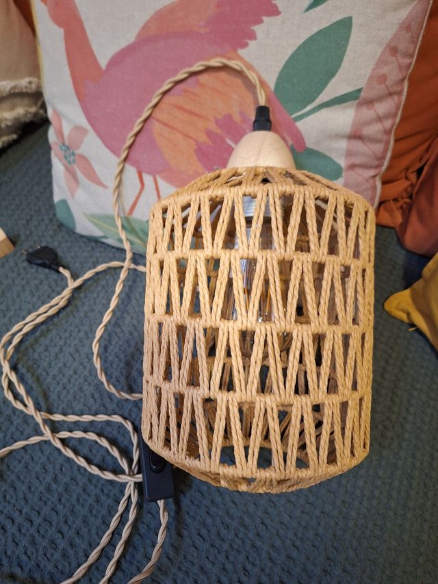 Candeeiro em vime e madeira com interruptor e ficha