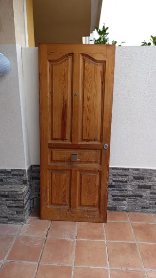 Puerta de madera con 2 llaves