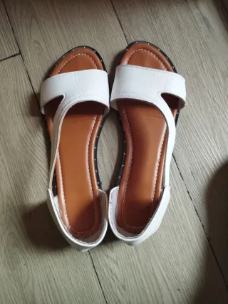 Sandalias planas blancas y marrones