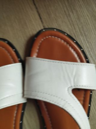Sandalias planas blancas y marrones