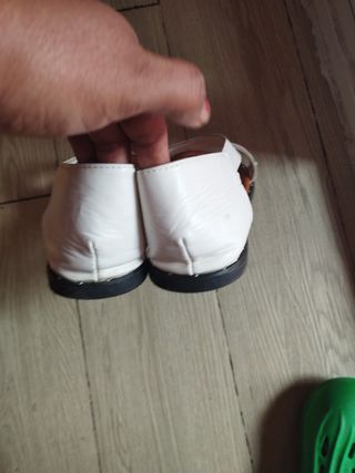 Sandalias planas blancas y marrones