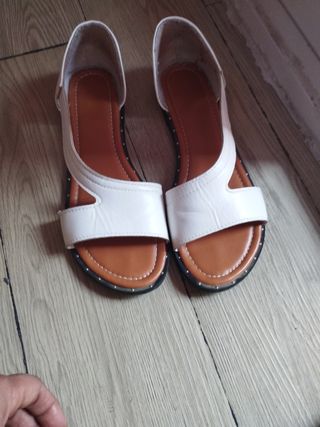 Sandalias planas blancas y marrones