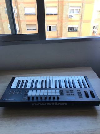 Controlador MIDI Novation Launchkey 37