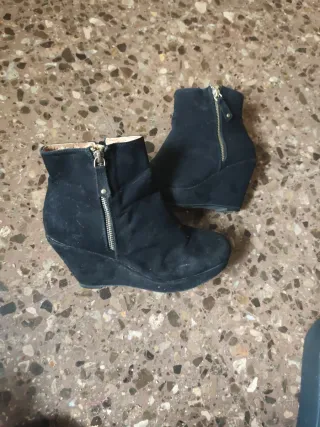 Botines de cuña negros