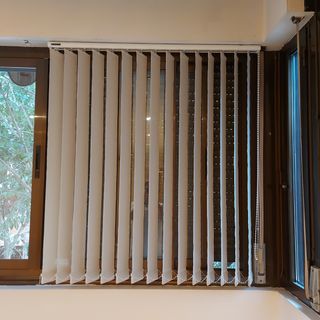 Tende verticali beige/bianche