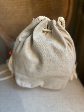 Bolso de tela beige con bordado