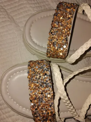 Sandalias  doradas n° 37( pedrería oro rosa) 