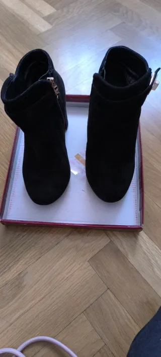 Botines negros con cremallera y hebilla