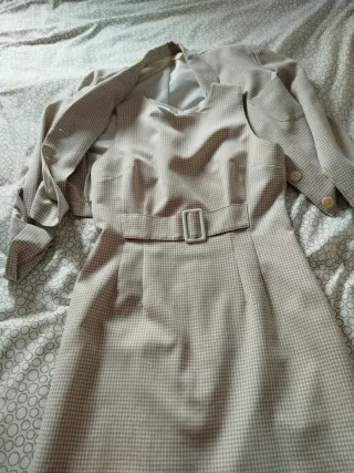 Traje vestido y chaqueta beige