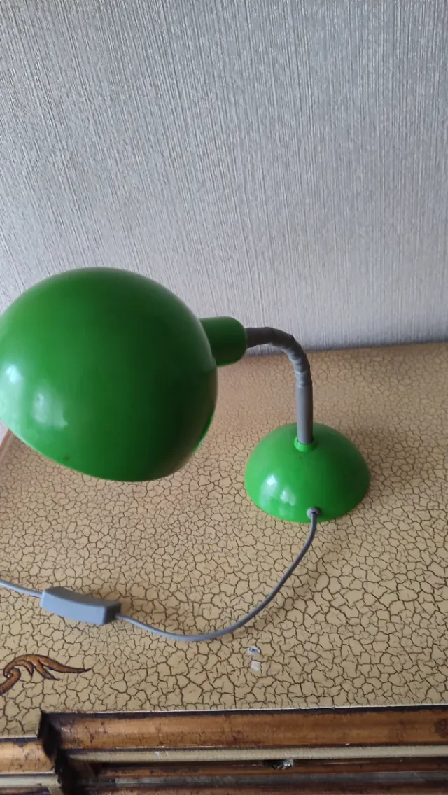 Lámpara de escritorio flexo verde y gris