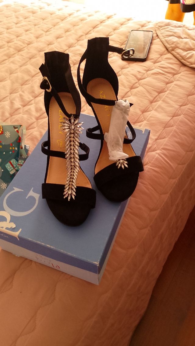 Zapatos de tacón negros con pedrería