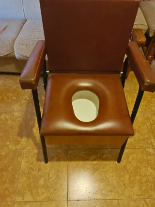 Silla con brazos y cajón marrón