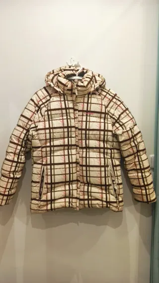 Abrigo de cuadros beige y marrón relleno de plumas