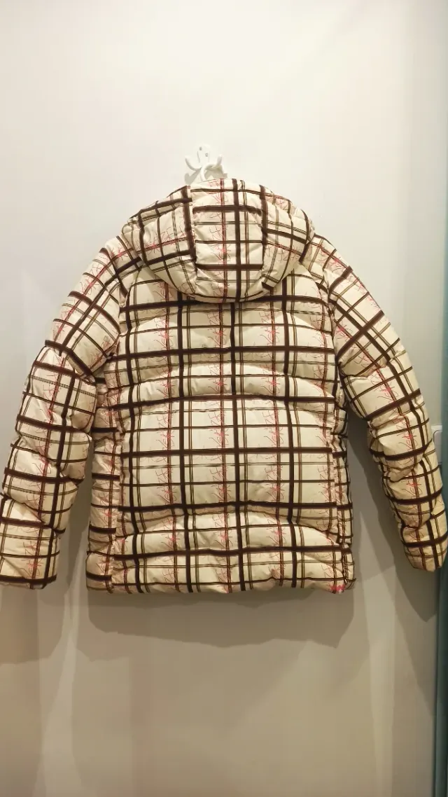 Abrigo de cuadros beige y marrón relleno de plumas