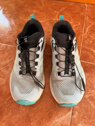Zapatillas Trail Running Gris y Turquesa