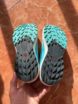 Zapatillas Trail Running Gris y Turquesa