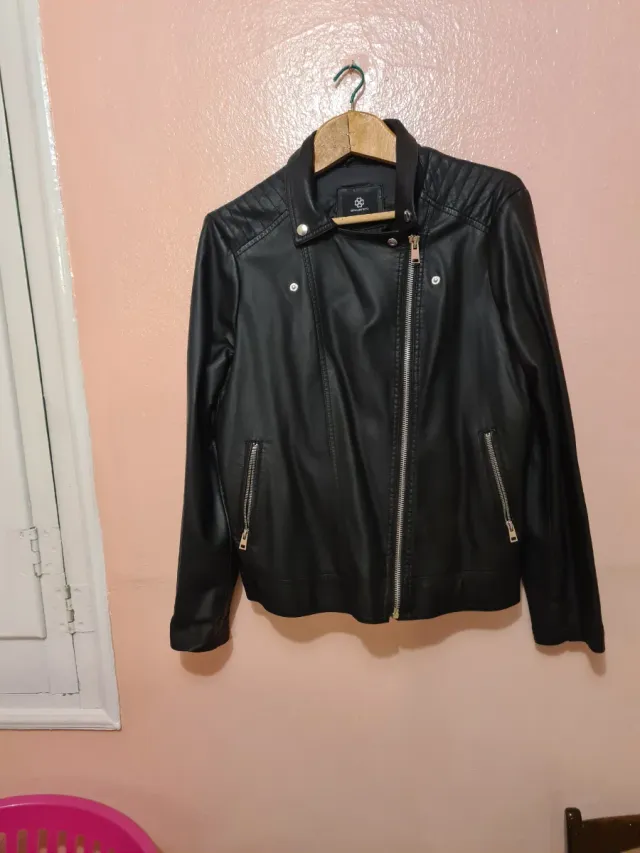 Chaqueta de piel sintética negra