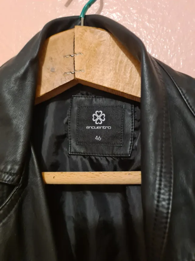 Chaqueta de piel sintética negra