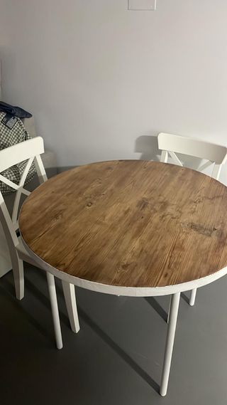 Mesa redonda artesanal de madera