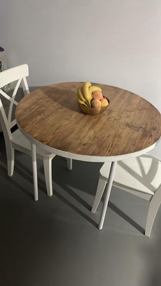 Mesa redonda artesanal de madera