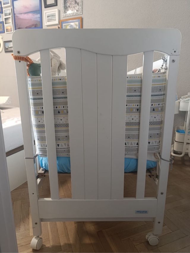 Cuna Micuna blanca más colchón con protección.