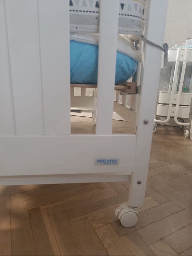 Cuna Micuna blanca más colchón con protección.