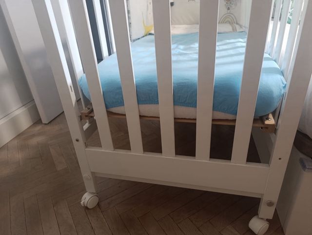 Cuna Micuna blanca más colchón con protección.