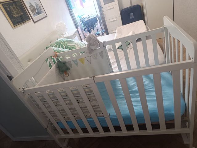 Cuna Micuna blanca más colchón con protección.