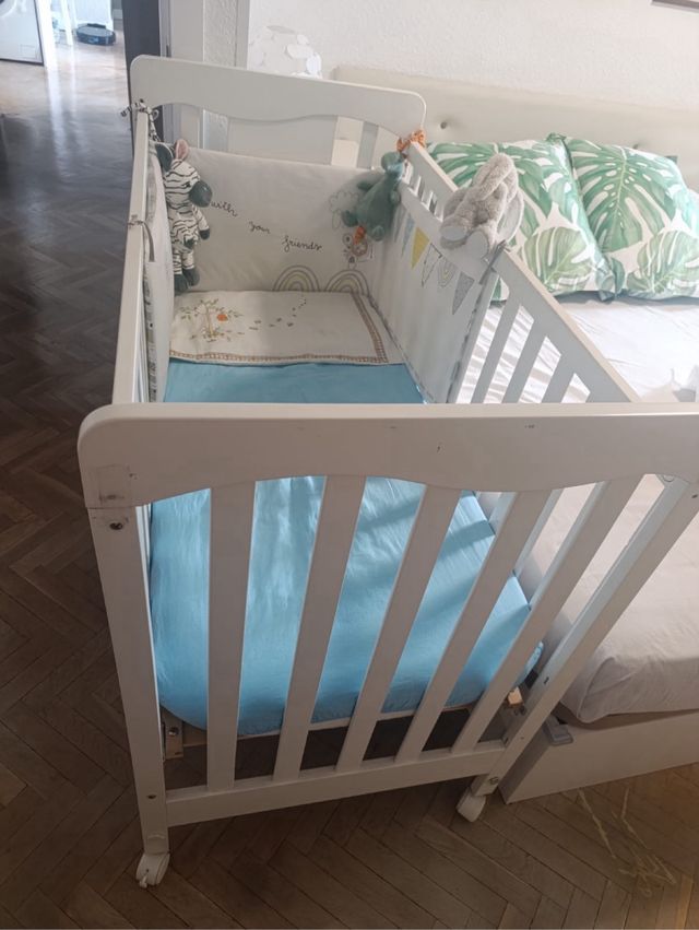 Cuna Micuna blanca más colchón con protección.