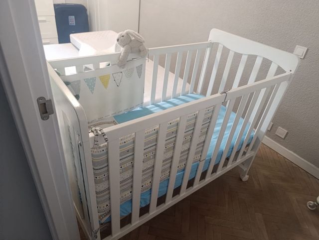 Cuna Micuna blanca más colchón con protección.