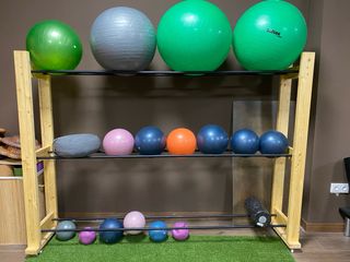 Estantería con 16 pelotas de Pilates