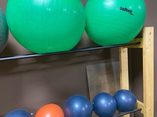 Estantería con 16 pelotas de Pilates