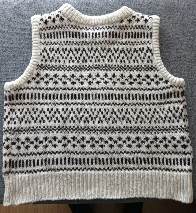 Chaleco de punto con estampado geométrico.