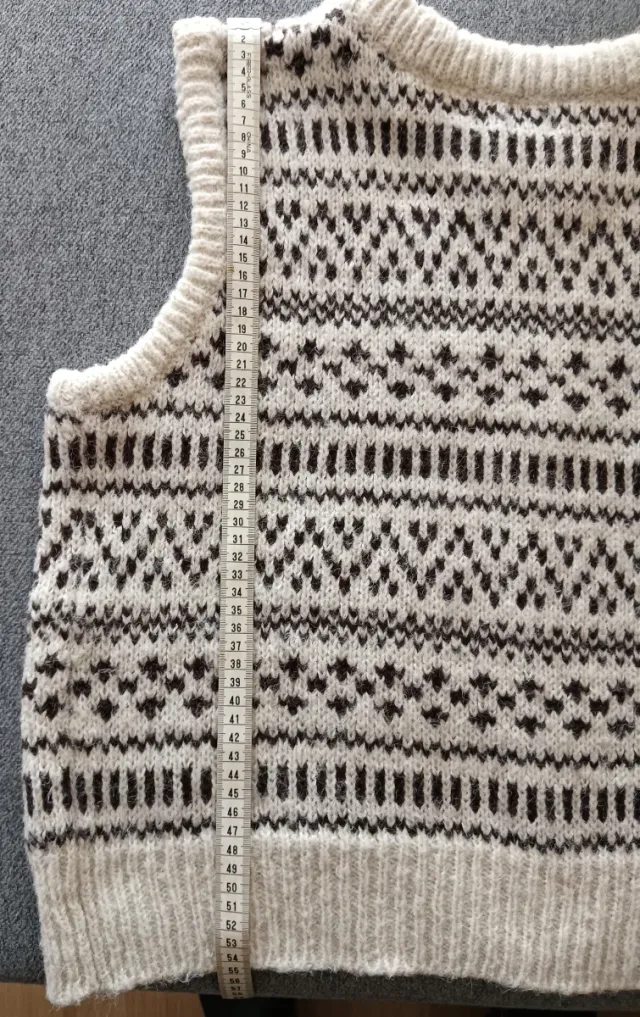 Chaleco de punto con estampado geométrico.