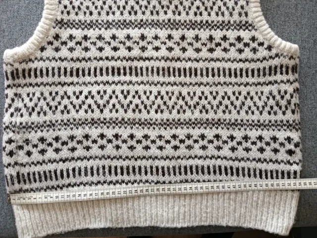 Chaleco de punto con estampado geométrico.