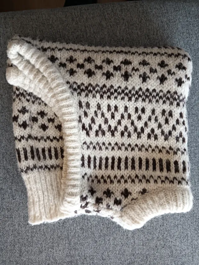 Chaleco de punto con estampado geométrico.