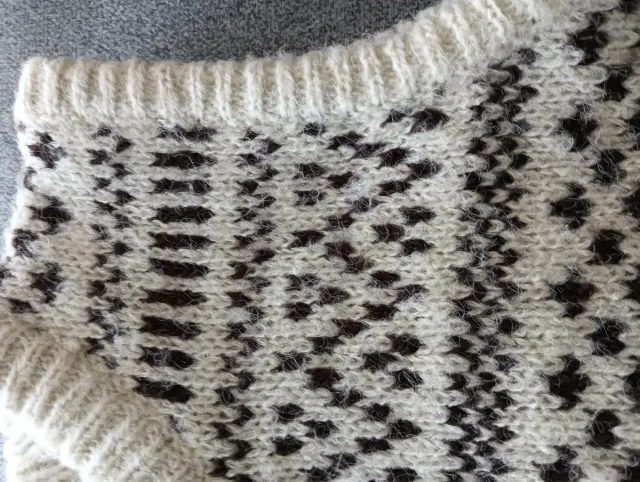 Chaleco de punto con estampado geométrico.