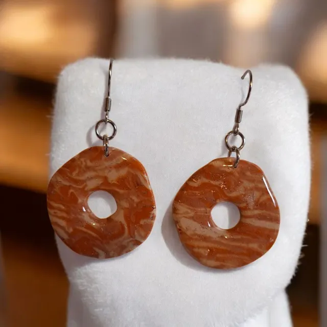 Pendientes de otoño marrones y naranjas