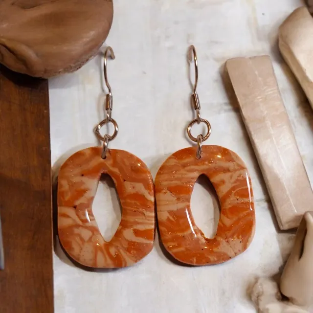 Pendientes de otoño marrones y naranjas