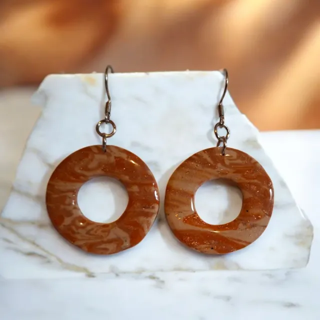 Pendientes de otoño marrones y naranjas