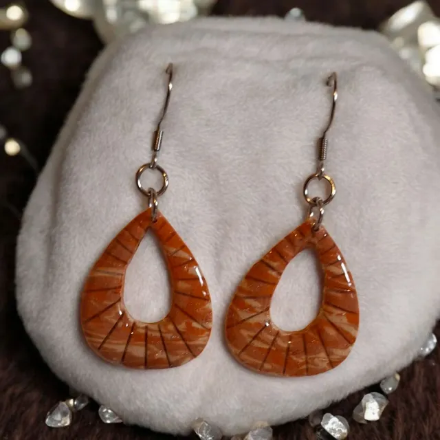 Pendientes de otoño marrones y naranjas