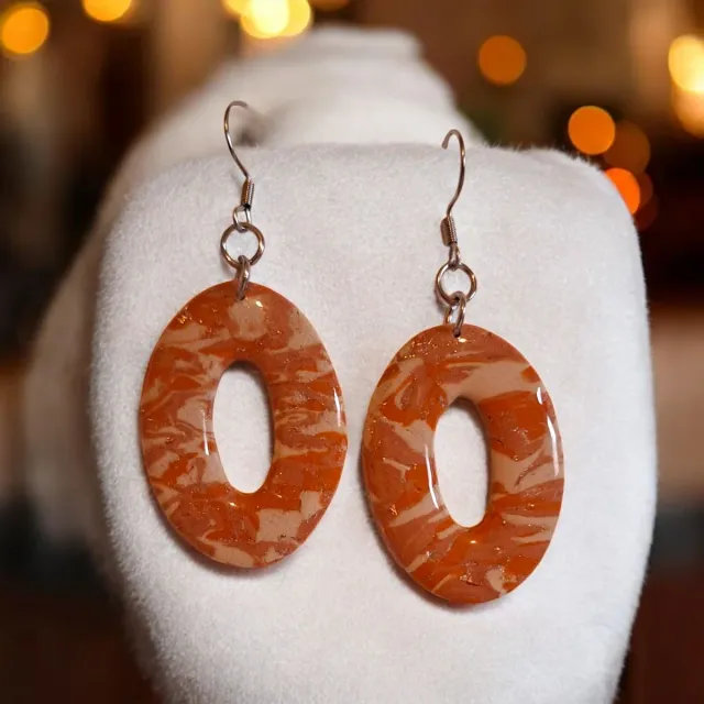 Pendientes de otoño marrones y naranjas