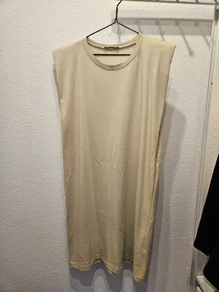 Vestido beige hombrera