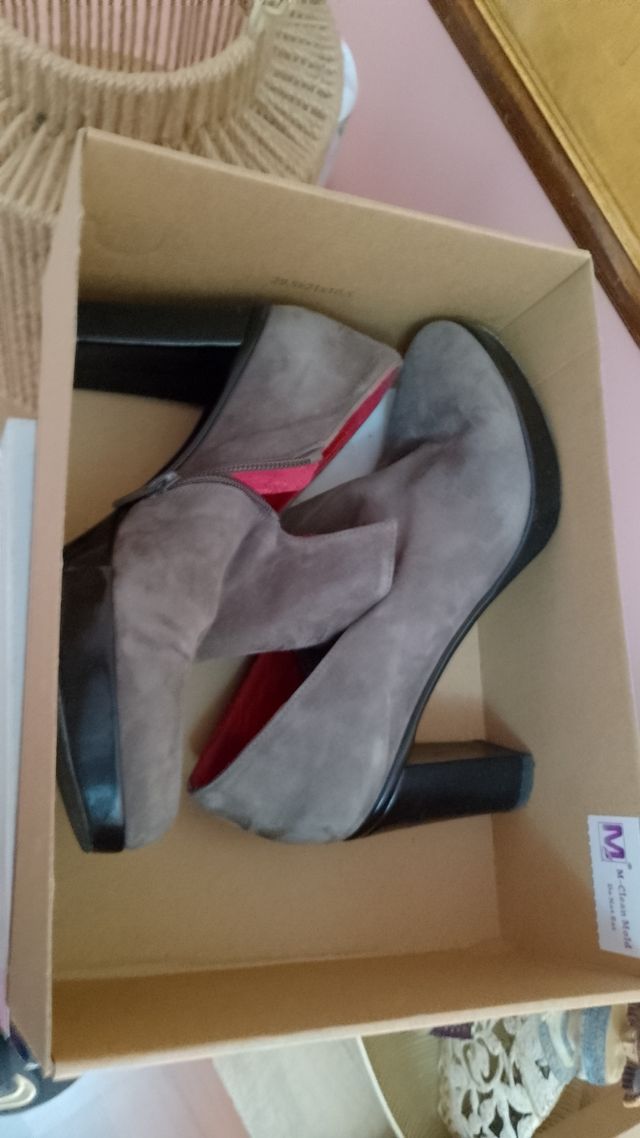 Zapatos de tacón grises y rojos