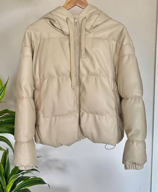Cazadora efecto piel Stradivarius beige
