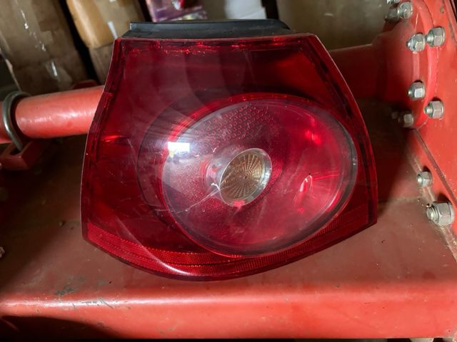 Piloto trasero izquierdo R32