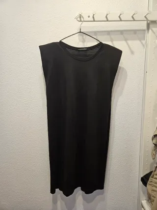 Vestido negro con hombreras