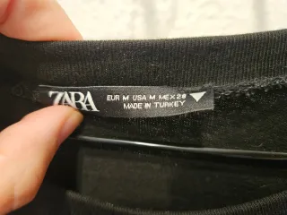 Vestido negro con hombreras