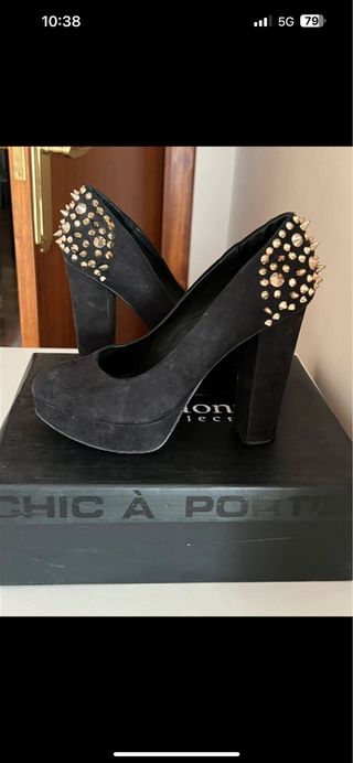 Zapatos tacón Primadonna negros con tachuelas dora